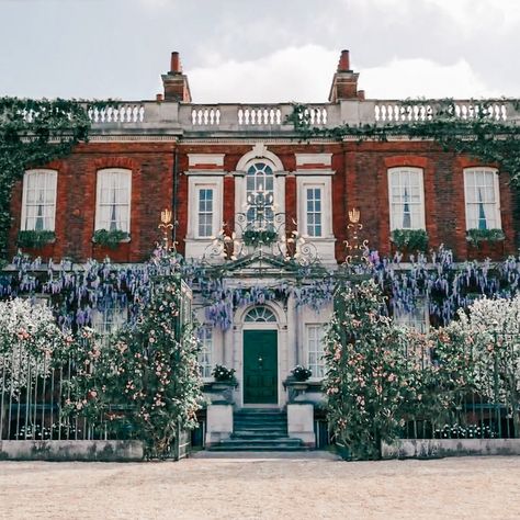 Bridgerton House, Obama House, Bridgerton Birthday Party, Mint Green Walls, Vanderbilt Mansions, Greenwich Park, Casa Vintage, Brick Facade, Luxury Destination Wedding