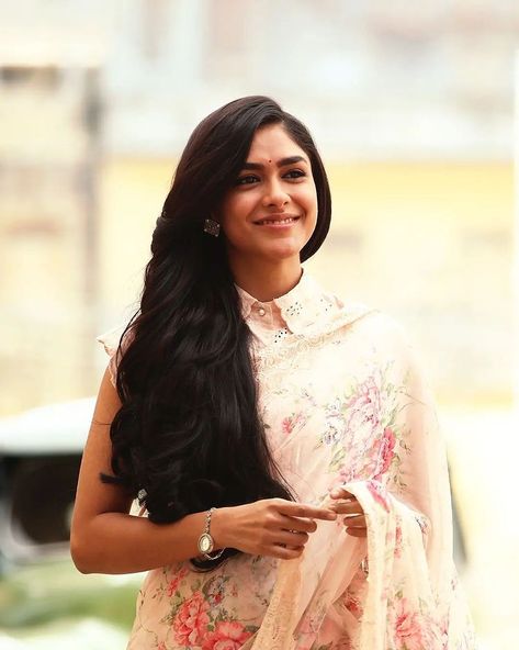 Sita Ramam, Mrunal Thakur, Glam Photoshoot, Bridal Photoshoot, Best Poses For Pictures, Simple Pakistani Dresses, Prime Video, Desi Beauty, Image Hd