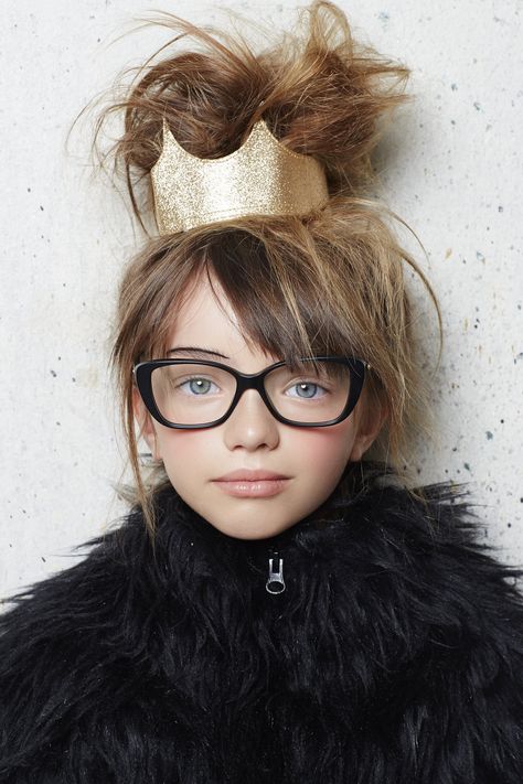 Valerie Mathilde photography Glitter Crown, Crazy Hair Days, Wearing Glasses, Crazy Hair, 인물 사진, Costume Halloween, Childrens Fashion, Abba, Children Photography