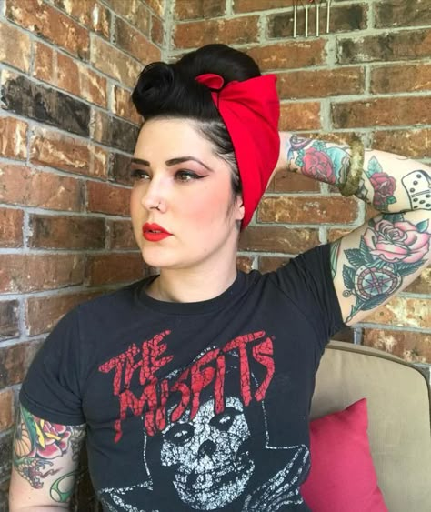 Bandana Hairstyles For Short Hair, Idea For Short Hair, Pin Up Girl Hairstyles, Pin Up Bandana, Bandana Hairstyle, Cabelo Pin Up, Bandana Hairstyles Short, How To Tie Bandana, Long Bobs