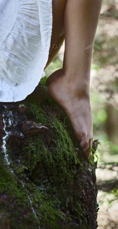 Mossy Tree, Inspiration Photoshoot, Yoga Photoshoot, Nature Photoshoot, Forest Bathing, Photographie Portrait Inspiration, Portrait Photos, Wild Woman, Foto Art