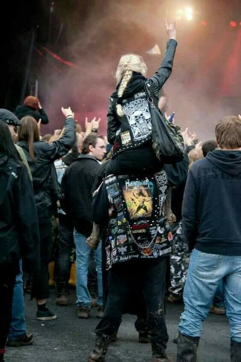 Metalhead Couple Aesthetic, Metal Concert Aesthetic, Heavy Metal Concert Outfit, Battle Jacket Metal, Metalhead Couple, Concert Couple, Metal Couple, Rock Couple, Punk Festival