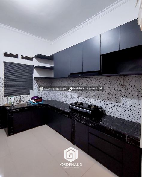 🍽️ Dapur Modern Minimalis dengan Sentuhan Elegan 🍽️ Menampilkan desain dapur modern minimalis, ruang ini didominasi oleh kabinet hitam matte yang elegan, menciptakan kontras yang menawan dengan backsplash bermotif mozaik putih. Lampu LED tersembunyi di bawah kabinet memberikan pencahayaan yang sempurna untuk area kerja dan menambah nuansa futuristik pada dapur. Kombinasi warna hitam dan putih ini memberikan kesan bersih dan rapi, menjadikan dapur tidak hanya fungsional tetapi juga estetis. ... Kitchen Set Minimalist, Kitchen Set, Kitchen Sets, Backsplash