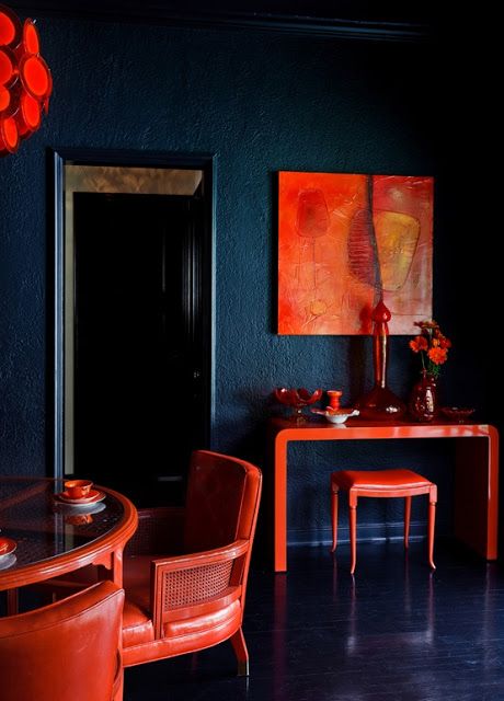 Eye For Design: Decorating With The Blue/Orange Color Combination Red Dining Room, A Dark Room, Dark Walls, Dark Interiors, Blue Rooms, Design Del Prodotto, Red Interiors, Dark Room, Blue Walls