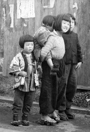 +~+~ Vintage Photograph ~+~+  Children ~ Japan street scene, early 1950s Marc Riboud, Three Friends, French Photographers, Vintage Japan, People Of The World, 인물 사진, Bw Photo, White Photo, Vintage Photographs