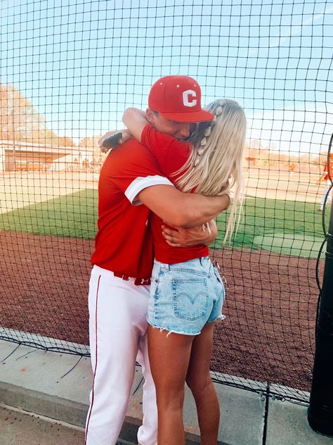 Baseball Pictures With Girlfriend, Baseball Picture Ideas Couples, Baseball Family Aesthetic, Baseball And Cheer Couple, Cute Baseball And Softball Couples, Cute Aesthetic Couple Pics Baseball, Baseball Cheerleader Couple, Cute Baseball Gf Outfits, Preppy Boyfriend And Girlfriend