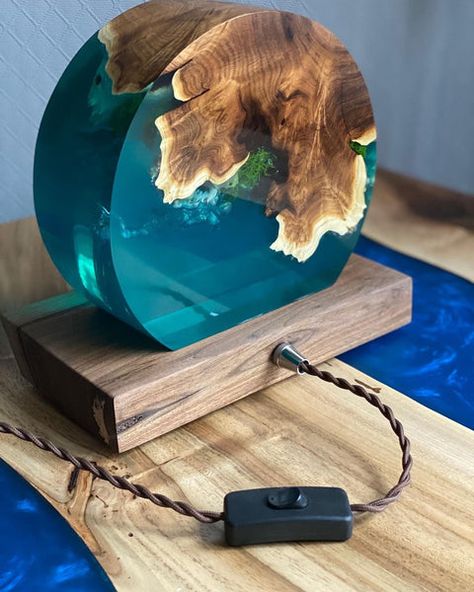 Diy Resin Lamp, Diy Resin Table, Seni Resin, Resin And Wood Diy, Wall Art Gold Leaf, Resin Crafts Tutorial, Diy Resin Projects, Epoxy Resin Table, Wood Lamp