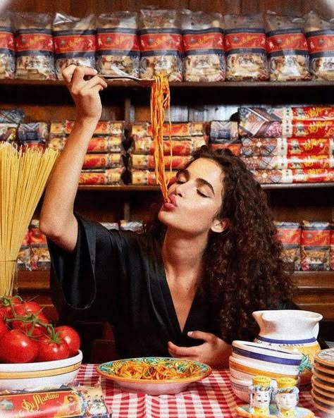 Eating Spaghetti, Food Photoshoot, Italian Pizza, People Eating, Food Fashion, Let Them Eat Cake, Italian Style, Photography Inspo, Food Photo