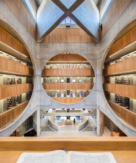 Phillips Exeter Academy Library by Louis Kahn, Exeter, New Hampshire Void Architecture, Luis Kahn, Exeter Library, Louis Khan, Exeter New Hampshire, Phillips Exeter Academy, Music Gadgets, Sneakers Art, Louis Kahn