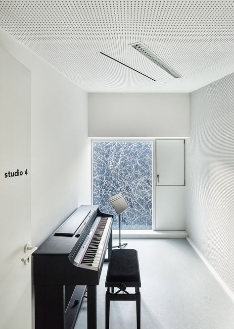 Splattered paint covers concrete music school in France Music Studio Bedroom, Piano Room Decor, Music Studio Design, Dance Studio Design, Music Room Design, Studio Bedroom, Classroom Interior, Piano Decor, Music Studio Room