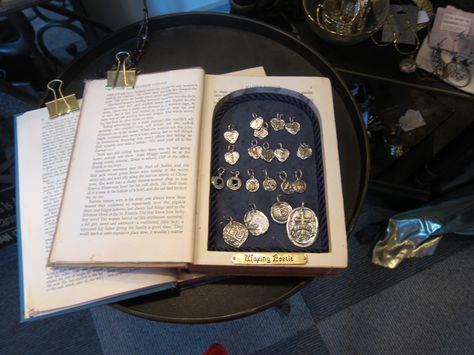 Jewelry Store Display inside an old book! I would make a beaded page holder instead of the clip. Creative Jewelry Displays, Jewelry Store Displays, Booth Decor, Craft Stalls, Display Props, Market Displays, Craft Display, Craft Show Displays, Creative Display