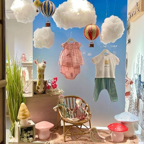 Baby Store Display, Kids Clothing Store Design, Fashion Window Display, Exterior Home Design, Clothing Store Design, Store Window Display, Window Display Design, Fashion Design For Kids, Exterior Home