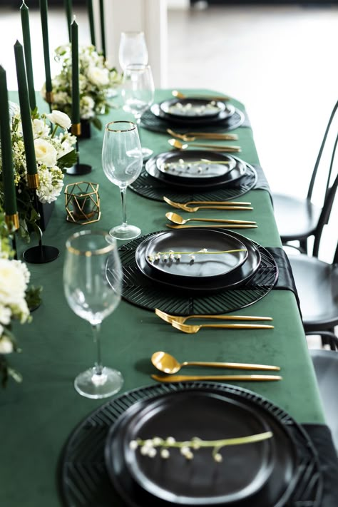 Emerald Green Wedding Place Settings, Emerald Green Place Setting, Hunter Green Table Setting, Emerald Green Boho Wedding, Emerald Green And Gold Party Decorations, Green And Gold Bridesmaid Dresses, Green Gold And Black Wedding, Emerald Wedding Decor, Green Wedding Palette