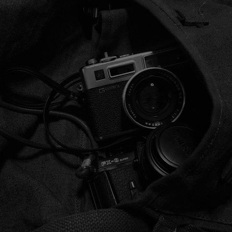 Black Aesthetic Camera, Sleek Black Aesthetic, Aesthetic Images Black And White, Black And White Retro Aesthetic, Drainhook Wallpaper, Black Rockstar Aesthetic, Black Aethstetic, Black Phone Aesthetic, Grungy Aesthetics