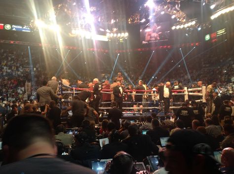 Attend a boxing match in Las Vegas. Boxing Match Aesthetic, Boxing Arena Aesthetic, Boxing Match, Boxing Cinematography, Iconic Boxing Photos, Black Photography, Future Lifestyle, Kickboxing, Las Vegas