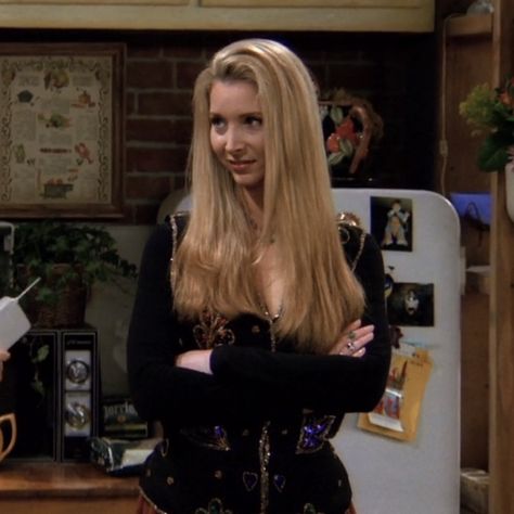 phoebe in 1x22 of friends, lisa kudrow, the one with the ick factor Lisa Kudrow Friends, Phoebe Buffay Outfits, Banana Hammock, Friends Phoebe, Friends Outfits, Lisa Kudrow, Friends Scenes, Ross Geller, Friends Cast