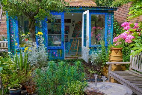 Incredible Sheds of the Year include giant kids’ playhouse, railway wagon turned bar and Shakespeare-themed boat – The Sun Quirky Backyard, Glass Shed, Outdoor Hideaway, Artist Studio Ideas, Shed Art Studio, Art Studio Shed, House 1977, Studio Sheds, Artist Shed