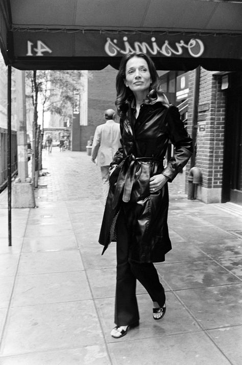 Lee Radziwill: Style Through the Years [PHOTOS] Lee Razidwell, Lee Radziwill Style, Carole Radziwill, Caroline Lee, Fashion Challenge, Minimalism Fashion, The Younger Sister, Lee Radziwill, 70s Look