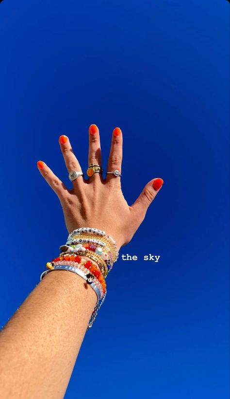 Lexi Hidalgo Earrings, Bracelet Poses Photo Ideas, Granola Girl Bracelets, Granola Nails, Granola Girl Jewelry, Crunchy Aesthetic, Vsco Nails, Lexi Nails, Lexi Hidalgo