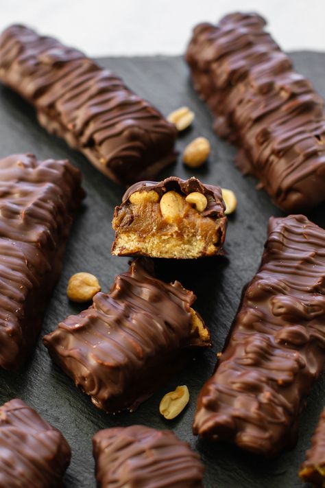 Vegan Snickers, Vegan Bars, Date Caramel, Delicious Sweets, Snickers Bar, Chocolate Recipe, Candy Bars, Refined Sugar Free, Healthy Treats