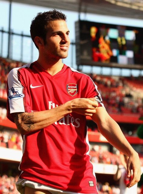 Cesc Fabregas of Arsenal in 2009. Fabregas Arsenal, Football Motivation, Cesc Fabregas, Cesc Fàbregas, Thierry Henry, Arsenal Players, Soccer Guys, Arsenal Fc, Chelsea Fc