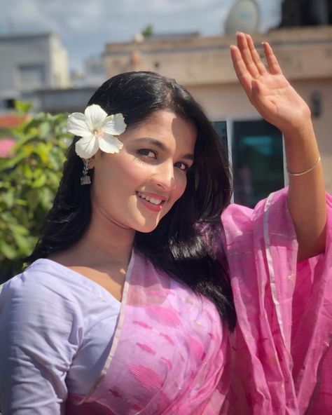 Sadia Ayman, Sarees Poses, Sari Pose, Saree Pose, Photo Stills, Friends Cartoon, Insta Layout, Selfie Pose, Saree Poses