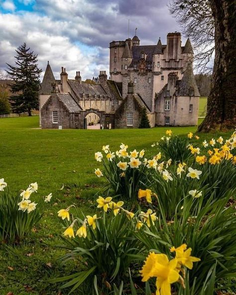 Castle Fraser, Aberdeenshire Scotland, Magic Places, Scotland Castles, Magical Life, Scottish Castles, Castle Ruins, Castle House, England And Scotland