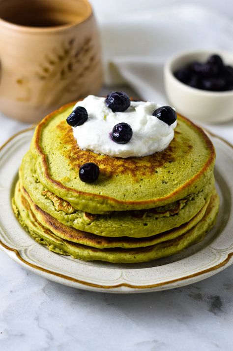 Easy Matcha Pancakes recipe. This quick breakfast idea is a healthy way to start your day and will keep you full until lunch. Matcha Pancakes Recipe, Best Baked Macaroni And Cheese, Honey Cream Cheese, Applesauce Pancakes, Matcha Baking, Honey Cupcakes, Nut Free Desserts, Te Matcha, Matcha Pancakes