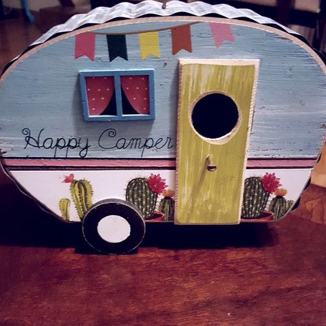 Camper Birdhouse Painting Ideas, Camper Birdhouse, Bird House Painting, Wood Bird Feeder, Homemade Bird Houses, Bird Houses Ideas, House Planter, Bird Houses Ideas Diy, Ceramic Birdhouse