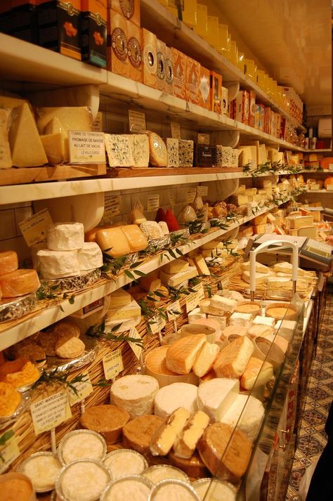 Cheese Store, Deli Shop, Cheese Display, Cheese Wheel, French Cheese, Kinds Of Cheese, Cheese Shop, Wine Cheese, How To Make Cheese