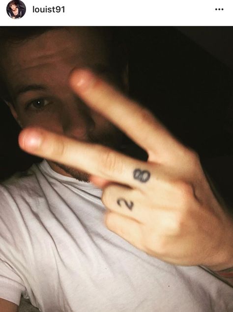 Selfie posted on Instagram captioned "can't sleep". Hello, (new) 28 (tattoo), white shirt, blue eyes. Would be just before 3 am in LA. [Two Ghosts lyrics] 28 Tattoo, Louis Tomlinson Tattoos, La Tattoo, Louis (one Direction), Louis Williams, Cant Sleep, Shangri La, Mon Cheri, Larry Stylinson