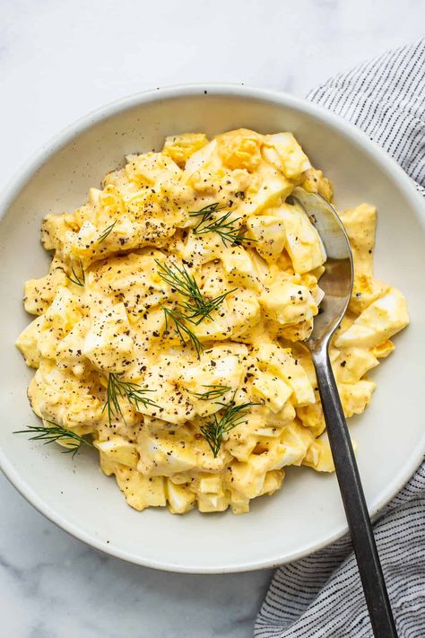 Learn how to make egg salad with this super simple egg salad recipe made with hard boiled eggs and a yummy sauce. Fit Foods Recipes, Fit Pregnancy Workouts, Healthy Breakfast Eggs, Egg Salad With Dill, 21 Day Fix Salad, Recipes With Herbs, Chicken Egg Salad, Homemaker Recipes, Classic Egg Salad Sandwich