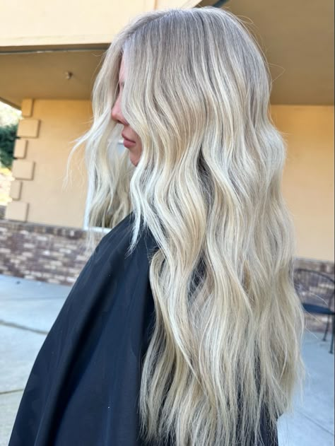 Hair Platinum Blonde Hair With Dimension, Icy Blonde With Dimension, Bright Blonde Hair With Dimension, Rooty Blonde Hair, Blonde Root Smudge, Easy Hair Dos, Bombshell Blonde, Blonde Hair Goals, Blonde Hair With Roots