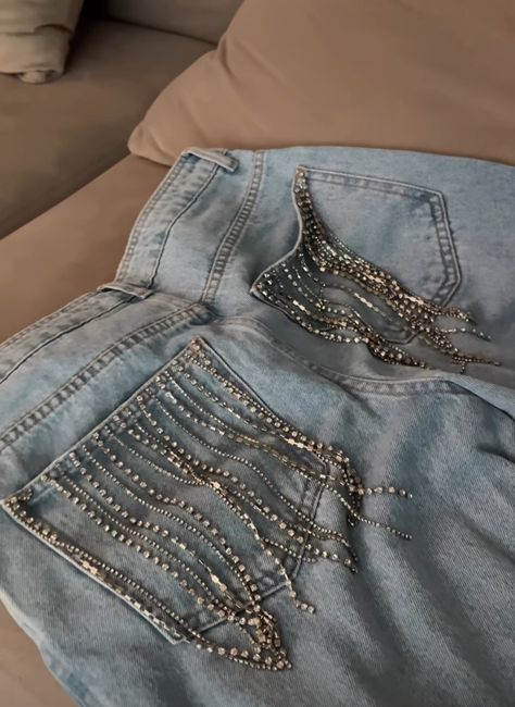 Denim Bling Outfit, Bedazzled Jeans Outfits, Jeans Ideas Creative, Foil Jeans, Custom Jeans Diy, Bedazzled Jeans, Painted Clothes Diy, Denim And Diamonds, Diy Fashion Accessories