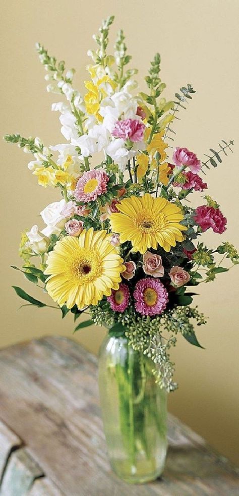 Best Spring Flower Arrangements Centerpieces Decoration Ideas 17 Flower Bouquet Vase, Bouquet Champetre, Easter Flower Arrangements, Spring Flower Arrangements, Diy Flores, Spring Arrangements, Spring Floral Arrangements, Flowers Birthday, Birthday Bouquet