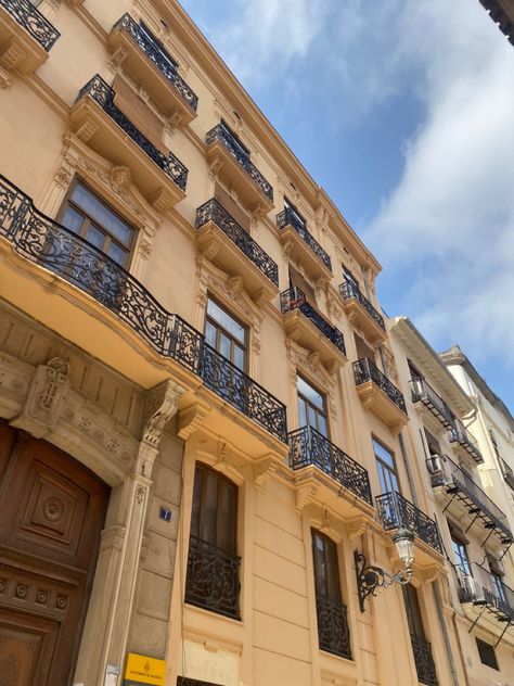 A house of a street in Valencia with a blue sky, cottage core dream house vibe. Old money style Valencia Core Aesthetic, Valencia Core, Valencia Aesthetic, Valencia Travel, Preppy Cottagecore, Ocean Vacation, Vacation Inspiration, Europe Winter, Cottagecore Fashion