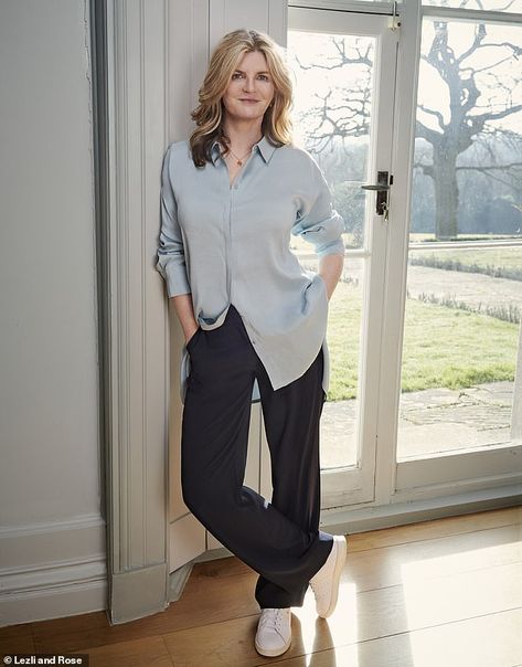 Middle Age Street Style, Middle Age Woman Outfit, Middle Age Women Outfits, Middle Aged Mom Outfit, Middle Age Mom Outfits, Stylish Middle Aged Women, Middle Age Outfits For Women, Susannah Constantine, Middle Aged Women Fashion