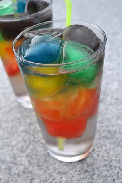 Thirsty Thursday: Over The Rainbow Drinks - I am a Honey Bee Party Food Ideas For Adults Entertaining, Rainbow Drinks, Adult Party Themes, Colorful Drinks, Thirsty Thursday, Birthday Party Food, Holiday Drinks, Adult Drinks, Party Drinks