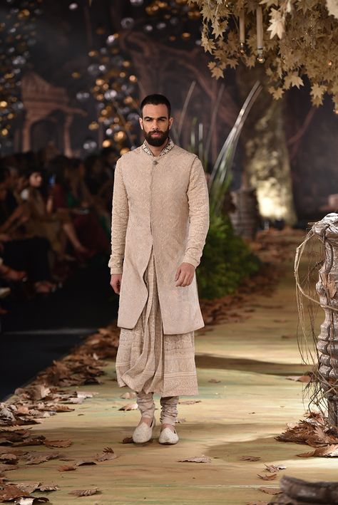 Groomsmen Ideas, Sherwani For Men Wedding, Wedding Kurta, Indian Groom Wear, Vogue Editorial, Men's Kurta, Indian Men, Dress Men, Men's Ethnic Wear