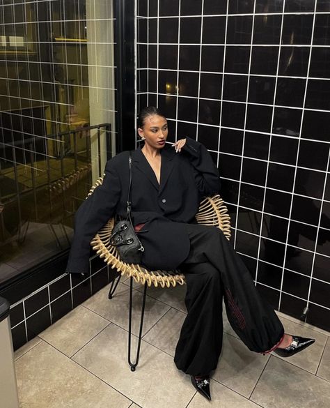 Black Woman Dinner Outfit, Seminar Outfits For Women, Baggy Suit Women, Seminar Outfit, Work Dinner Outfit Night, Work Dinner Outfit Night Classy, Black Suit Outfit, Work Dinner Outfit, Full Black Outfit