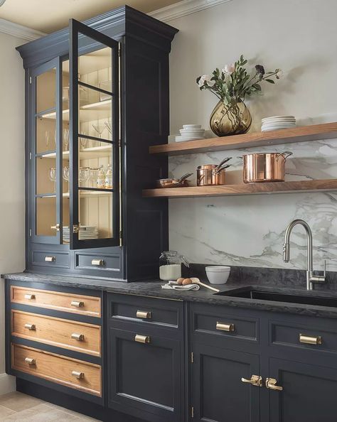 25 Blue Kitchen Cabinet Ideas That Are Stylish and Refreshing Awkward Kitchen, Shaker Style Kitchen Cabinets, Top Kitchen Designs, Green Kitchen Decor, Brown Kitchen Cabinets, Blue Kitchen Cabinets, Black Countertops, Shaker Style Kitchens, Kitchen Cabinet Styles