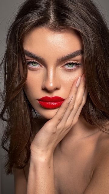 Red Lip Green Eyes, Red Lip Makeup Look Green Eyes, Red Lips Green Eyes, Lipstick For Green Eyes, Enhance Green Eyes, Green Eyes Red Lips, Red Lips Look, Woman With Red Lipstick, Fashion Makeup Photography