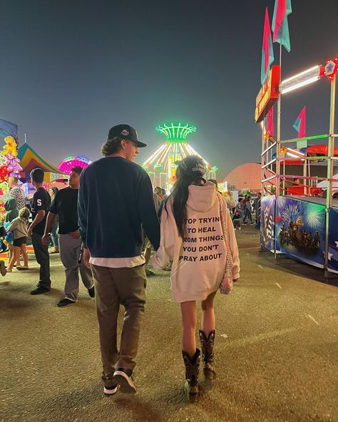 #fair #venturafair #couples #couplegoals Fair Pictures Ideas Couple, Fair Date Aesthetic, Fair Date, Fair Pictures, Date Aesthetic, Couple Things, Second Love, The Love Club, County Fair