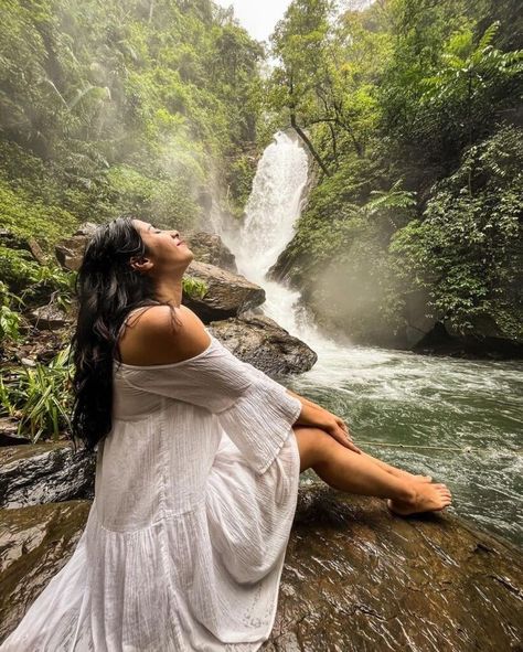 girl Outfit For Waterfall Trip, Best Instagram Poses Photo Ideas, Poses For Holiday Pictures, Goa Picture Ideas For Women, Picture Poses At The Beach, Goa Photoshoot Ideas, Coorg Travel Outfits, Fort Poses, Goa Poses For Women