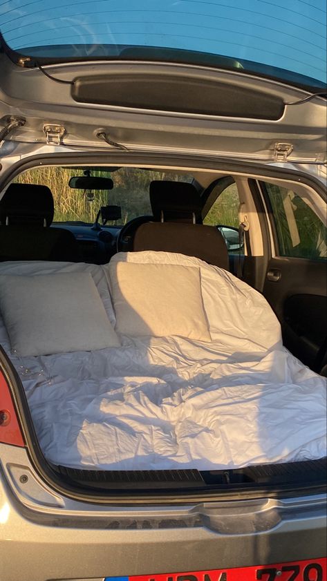 Car picnic on a lake to watch a sunset Beach Car Picnic, Back Of Car Picnic, Car Sleepover, Car Date, Car Picnic, Sleep In Car, Girly Car Accessories, Beach Cars, Camping Aesthetic