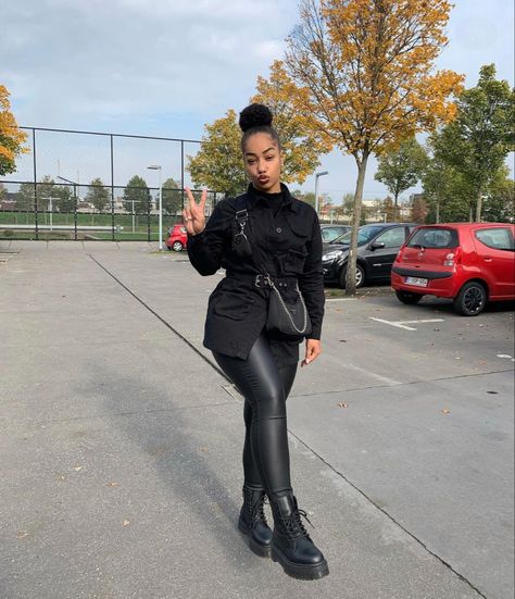 Winter Outfits For Going Out Night Out, Winter Club Outfit Black Women, Dr Martens Outfit Winter, Girls Winter Fashion, Date Night Outfit Classy, Leather Pants Outfit, Looks Country, All Black Outfit, Pretty Girl Outfits