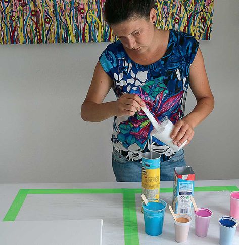 Comment faire du pouring acrylique : découvrez notre tuto Acrylic Pouring Art, Pouring Art, Acrylic Pouring, Floral Art, Lily Pulitzer Dress, Mural, Floral, Art