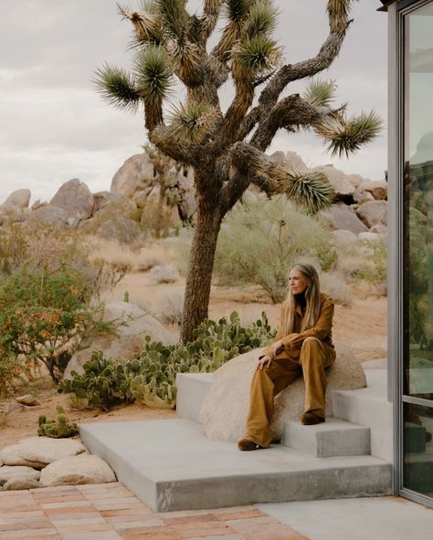 Liza Lou’s ‘beautiful little bunker’ in Joshua Tree | Financial Times Vintage Joshua Tree, Joshua Tree Editorial Photoshoot, Joshua Tree Fashion Editorial, Joshua Tree Style, Joshua Tree Editorial, High Desert Aesthetic, Desert Aunt Aesthetic, Joshua Tree Family Photoshoot, Joshua Tree Aesthetic