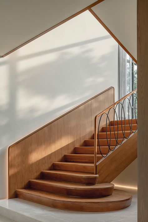 volumes + voids shape anonym studio's feng shui home in bangkok U Shaped Stairs, Chalet Interior Modern, Nakhon Pathom, Feng Shui Home, Tropical Interior Design, Design Anthology, Midcentury House, Feng Shui Principles, Teak Flooring