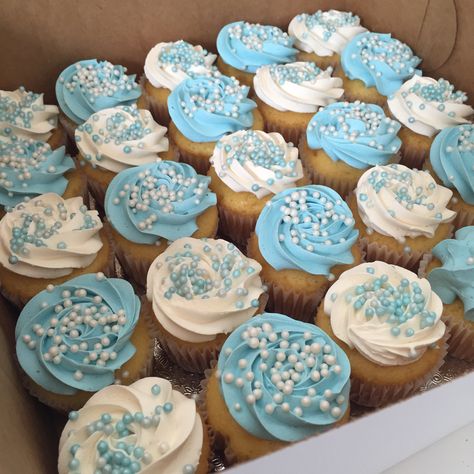 Blue and white baby shower cupcake Gateau Baby Shower Garcon, Baby Shower Cupcakes For Boy, Baby Boy Sprinkle, Cupcakes For Boys, Idee Babyshower, Baby Boy Shower Ideas, Boy Shower Ideas, Baby Shower Cupcake, Sprinkle Shower